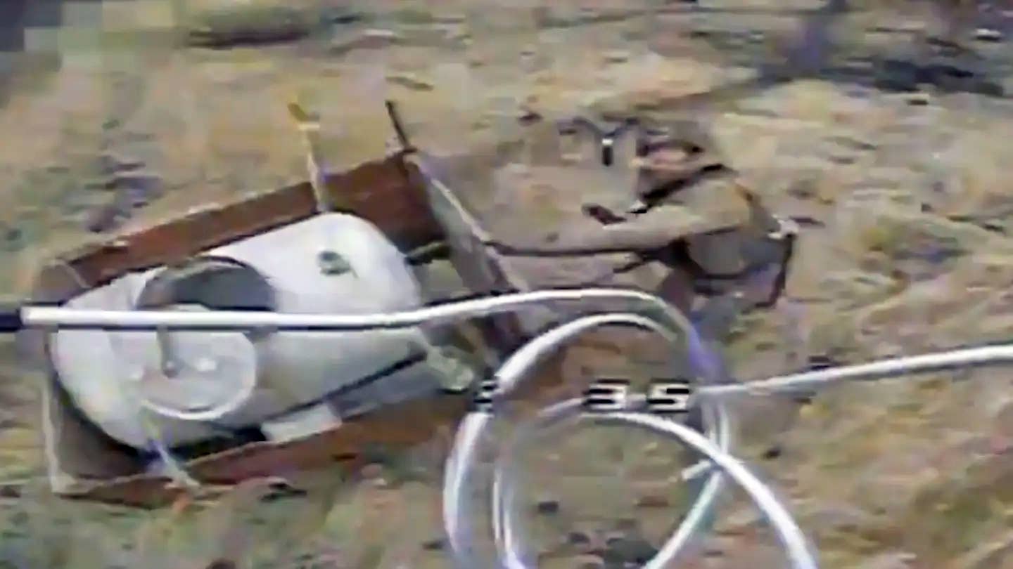 A Ukrainian FPV drone chased a Russian soldier around a cart before exploding on him.